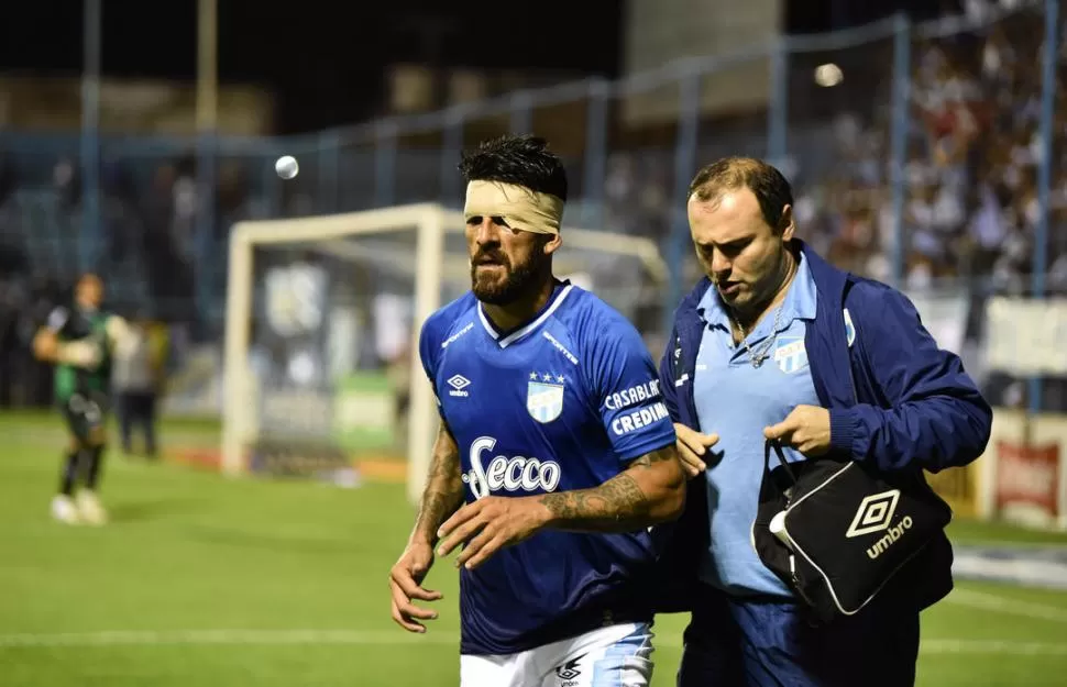 LASTIMADO. Toledo sufrió un corte cerca del ojo izquierdo, en la jugada del segundo gol. 