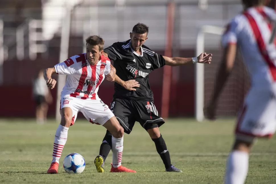 SOLO Y CONDICIONADO. Lucas Bossio debió luchar contra todos en el medio; para colmo, el juez lo amonestó de entrada por lo que Forestello decidió sustituirlo.  foto de Matias Napoli Escalero - especial para la gaceta 