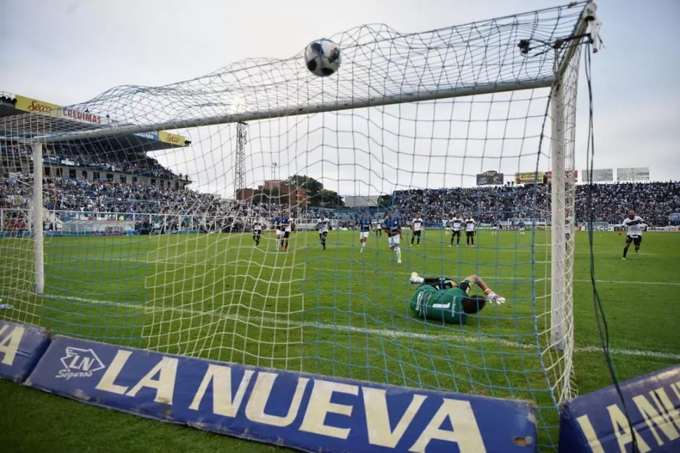 A FESTEJAR. “Pulguita” vence a Ardente al ejecutar el penal que Andrés Merlos, de floja labor, sancionó por mano de Schmidt. El artillero de Simoca puedo haber ampliado su cuenta, pero falló una volea. la gaceta / foto de osvaldo ripoll 