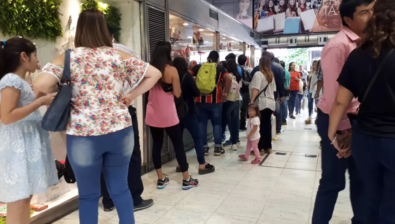 COMPRAS DE SAN VALENTÍN. LA GACETA/ CAMILA CARCELLER