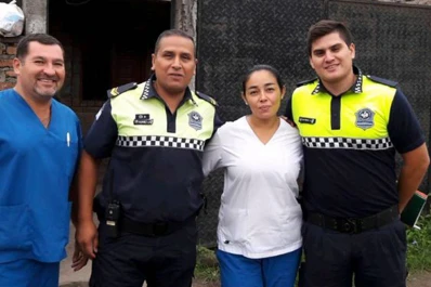 Dos policías asistieron a una embarazada en un curioso parto