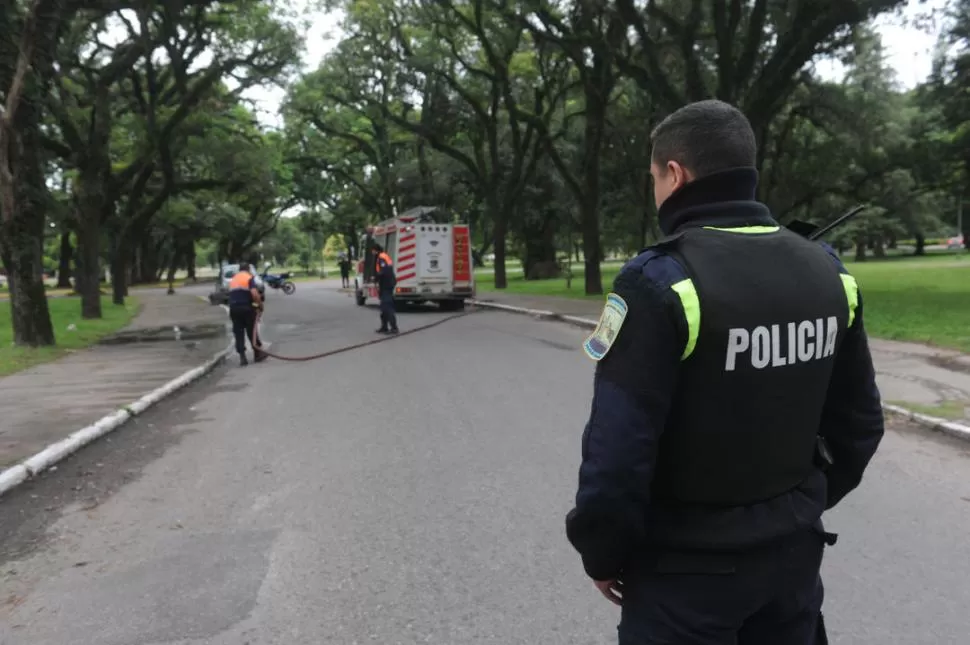 ESCENA DEL CRIMEN. Bomberos limpian las manchas de sangre que quedaron en el lugar donde se produjo el hecho luego del trabajo de los peritos. la gaceta / foto de antonio ferroni