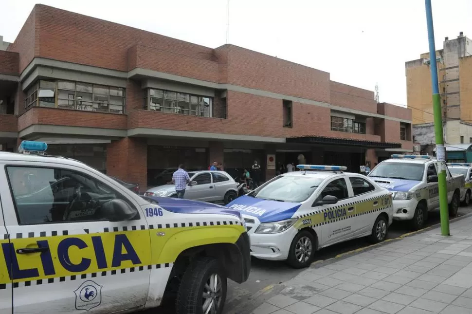 EL ÚLTIMO ADIÓS. Decenas de policías estuvieron en la sala velatoria acompañando a los familiares de los policías asesinados en el parque 9 de Julio. la gaceta / foto de héctor peralta 