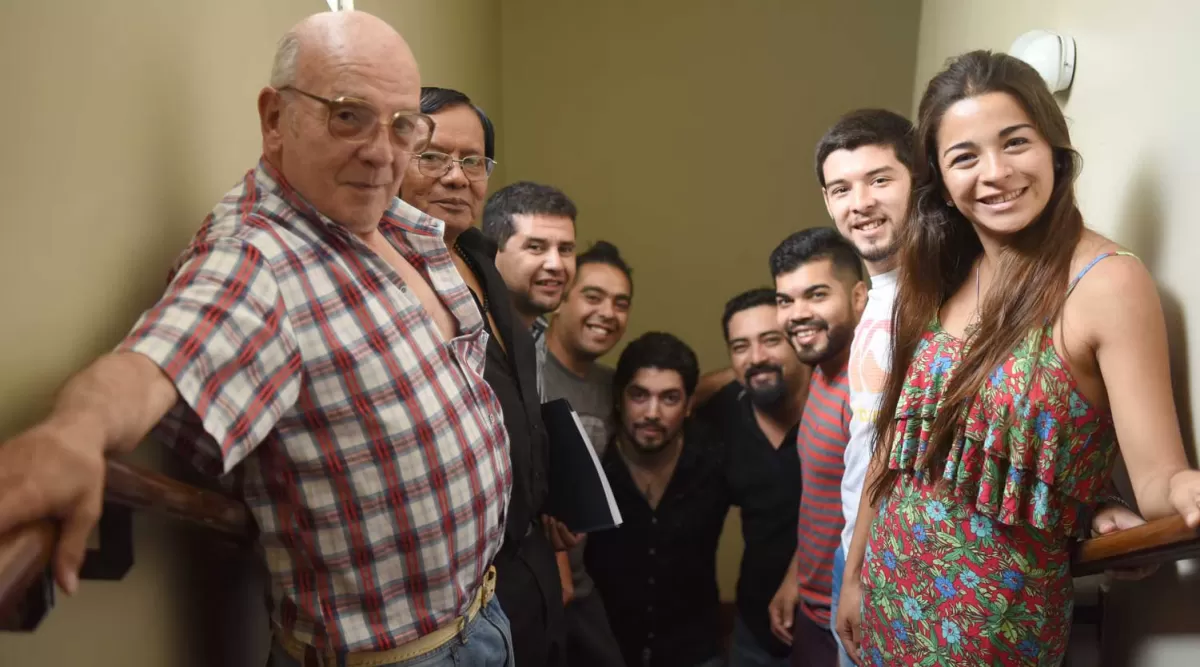 TODOS JUNTOS. José María Montini (primero a la izquierda), acompaña a los artistas tucumanos finalistas en la visita a LA GACETA.  la gaceta / foto de Analía Jaramillo
