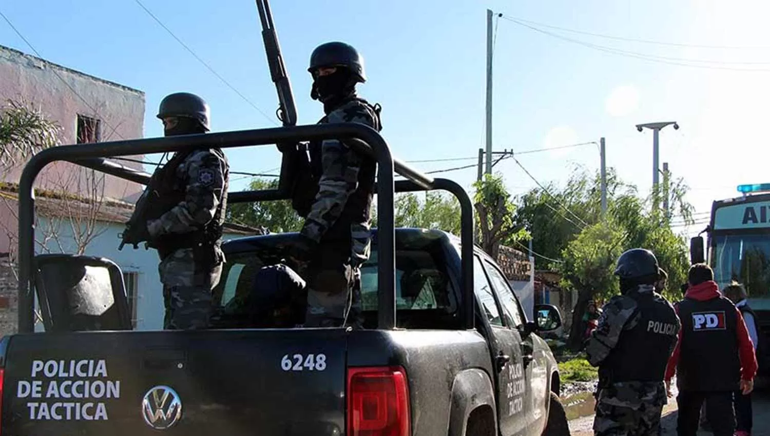 LO RODEARON. La policía logró que el agresor de la maestra se entregara una hora después del crimen. (FOTO DE ROSARIO NUESTRO)
