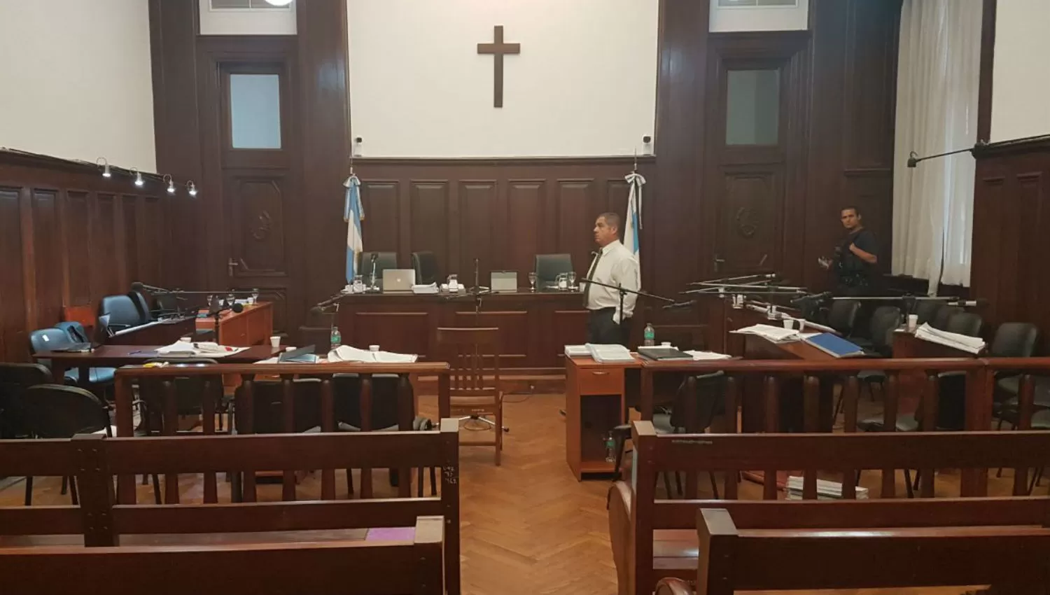 EN SOLEDAD. Barrera, en la sala, durante un cuarto intermedio. LA GACETA / FOTO DE JORGE OLMOS SGROSSO