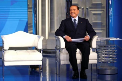 Plan de Berlusconi para jóvenes que “despiertan al mediodía y que no buscan trabajo”