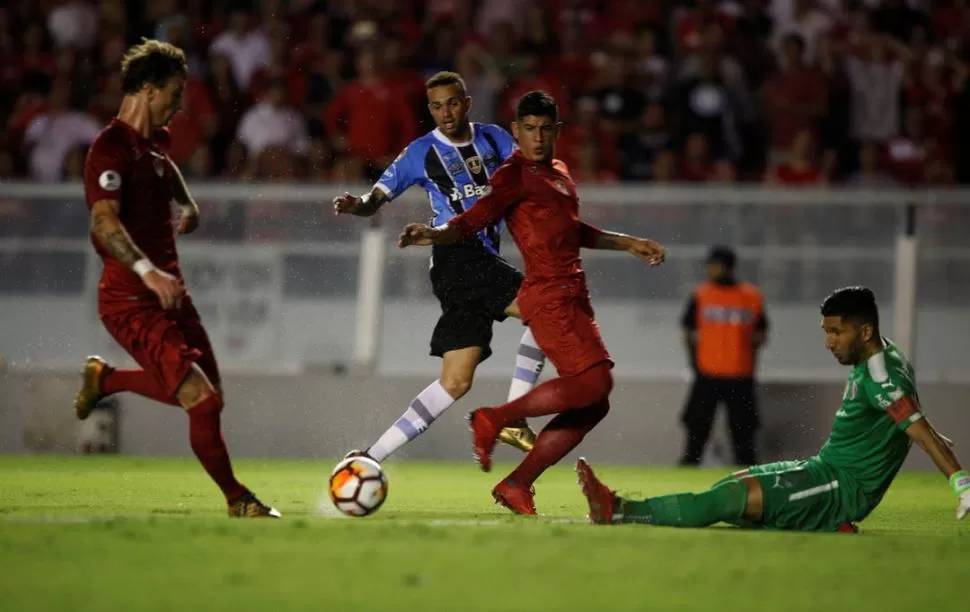 ABRIÓ EL CAMINO. Luan ya sacó el remate que se convertirá en el gol de Gremio. reuters 