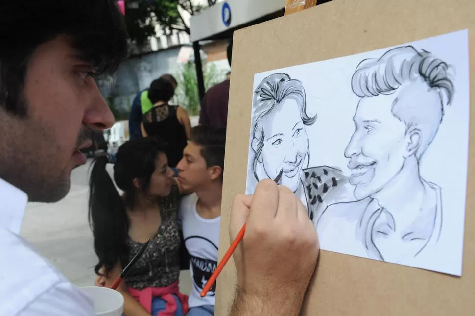 EN VIVO. Josefina Zamora y Marcos Argañaraz inmortalizaron el Día de San Valentín con un retrato pintado en vivo por uno de los artistas de la feria. la gaceta / fotos de hÉctor peralta 