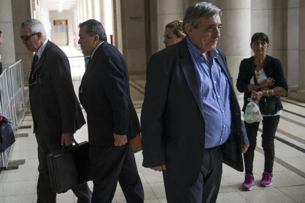 NI SE MIRARON. Sánchez, ex jefe de Policía, se cruza con Alberto Lebbos antes de ingresar a la sala de audiencia. la gaceta / foto de jorge olmos sgrosso