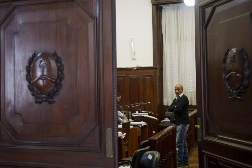 UN POCO DE RESPIRO. El imputado Roberto Gómez permaneció en la sala durante un cuarto intermedio. la gaceta / foto de jorge olmos sgrosso 