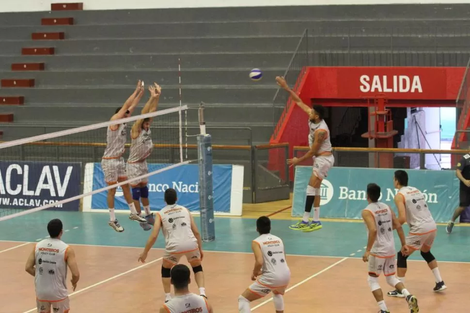 NECESARIO. En el entrenamiento en el estadio “Aldo Cantoni”, Leandro se eleva para atacar el balón ante el doble bloqueo. Su potencia será necesaria esta noche. foto de michelin andujar- prensa monteros voley