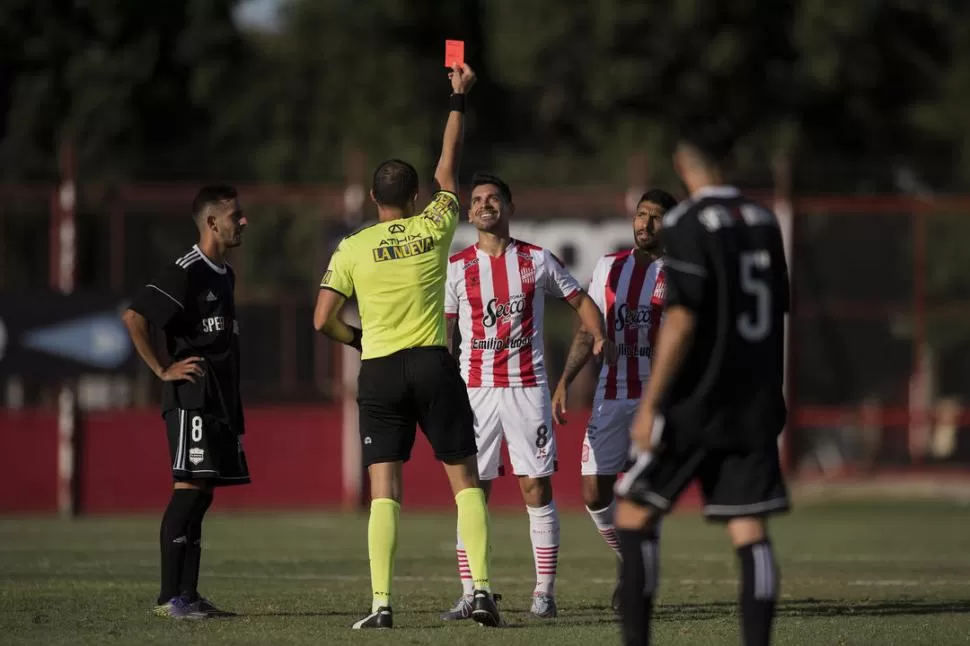 RESIGNADO. Galeano sonríe de impotencia mientras Comesaña le muestra la tarjeta roja, en una de las polémicas de la tarde. foto de Matias Napoli Escalero