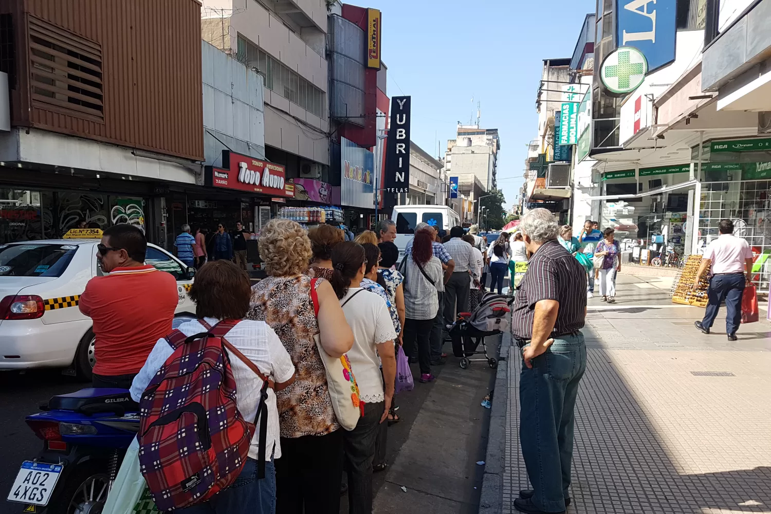 Las interminables colas de gente en los bancos se adueñaron de la ciudad tucumana. LA GACETA.