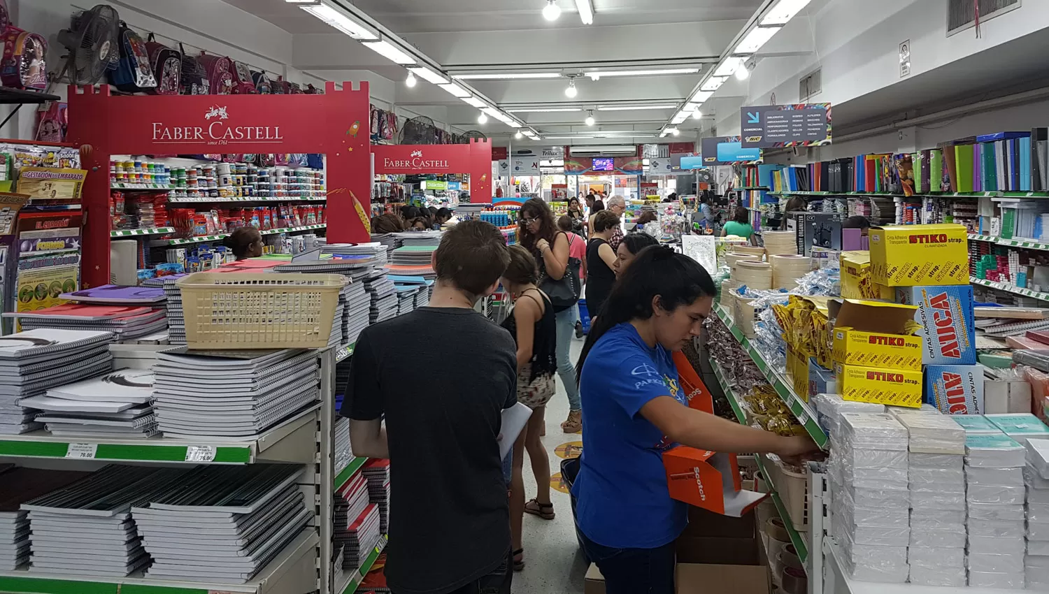 Las librerías son recurridas por los tucumanos antes de la vuelta a clases. LA GACETA