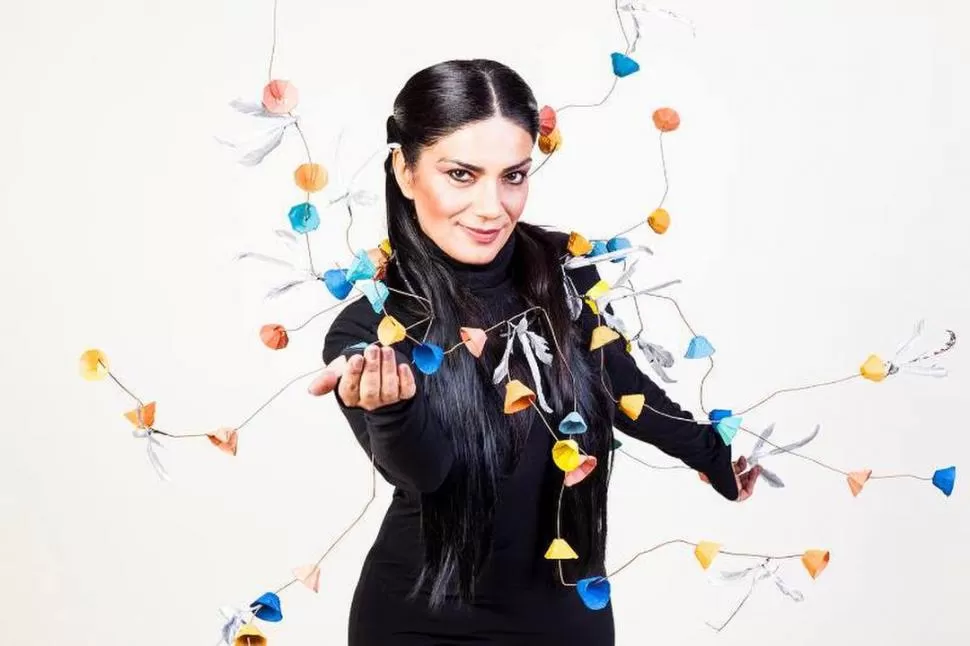 DEFINICIONES. “Las canciones mueven nuestras fibras más íntimas y el concierto tiene climas distintos”. twitter @MarianaBaraj