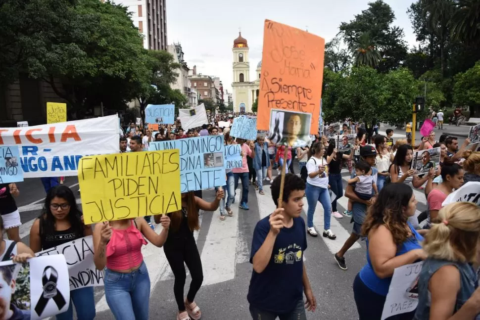 EN PLENA CAMINATA. Los familiares de víctimas de la inseguridad se hicieron sentir en la plaza Independencia. la gaceta / foto de osvaldo ripoll 