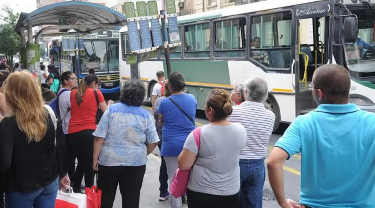 EL PEOR MOMENTO DEL DÍA. Para los usuarios, esperar el colectivo en horas pico, viajar amontonados durante largos trayectos y soportar la congestión vehicular es una mala experiencia que los pone de mal humor. la gaceta / foto de hector peralta