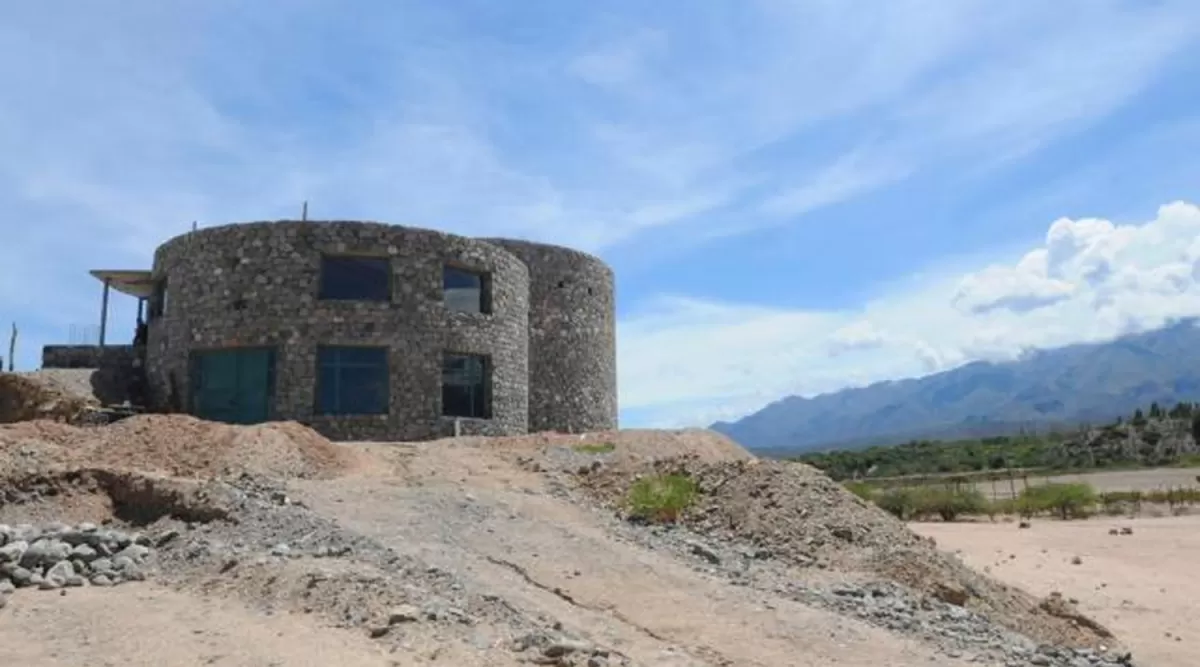 PAISAJE ARENOSO. La bodega se construyó de forma circular como lo hacían los antepasados indígenas.  la gaceta / foto julio marengo (archivo)