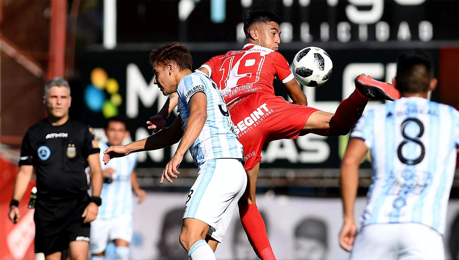 ENCUENTRO CALIENTE. Atlético comenzó mal, mejoró su juego, pero no supo cerrarlo. TÉLAM