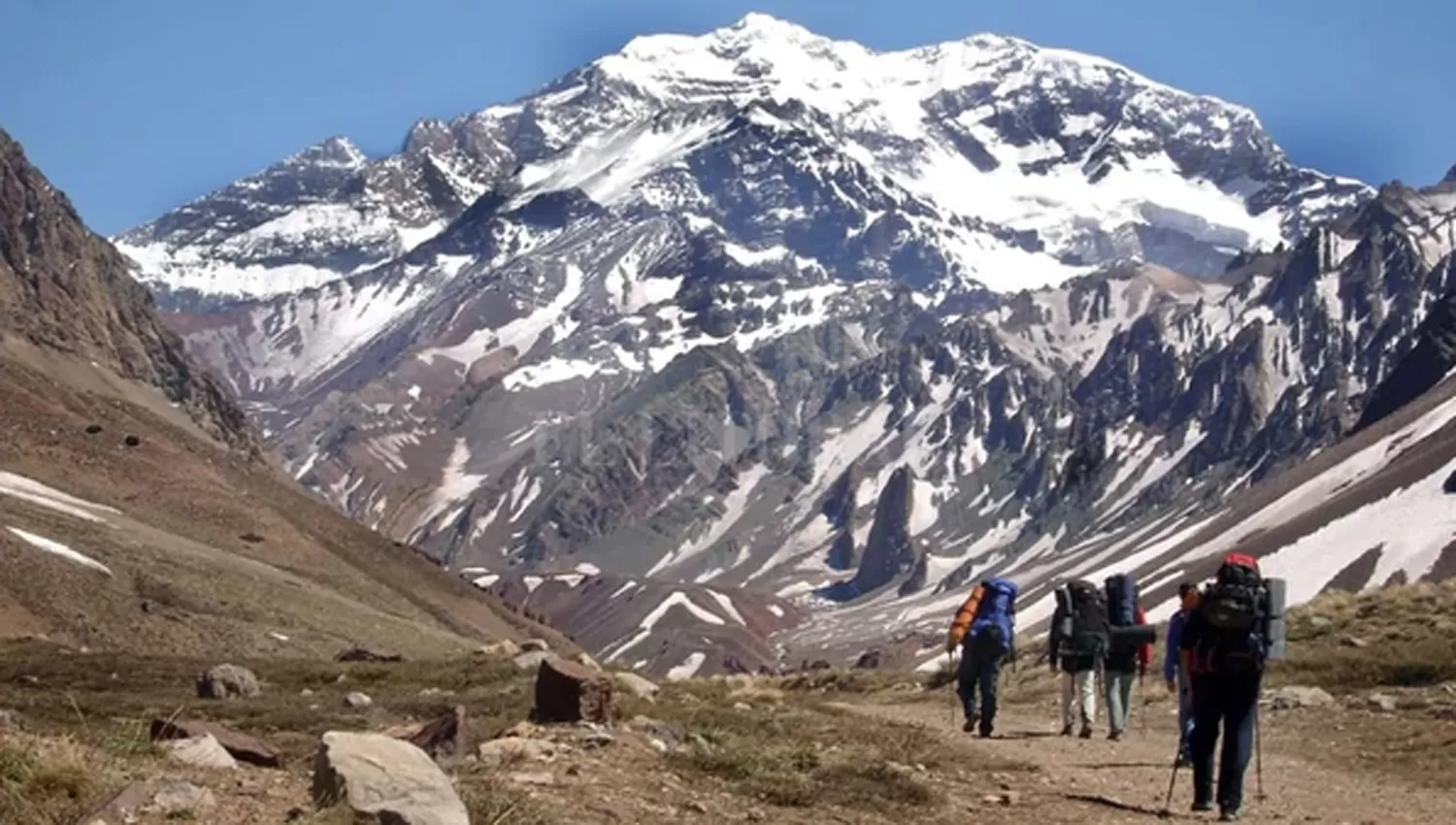 ACONCAGUA. La abuela subirá a la cima con 10 deportistas reconocidos con fuertes historias de superación. FOTO TOMADA DE INFOBAE.COM