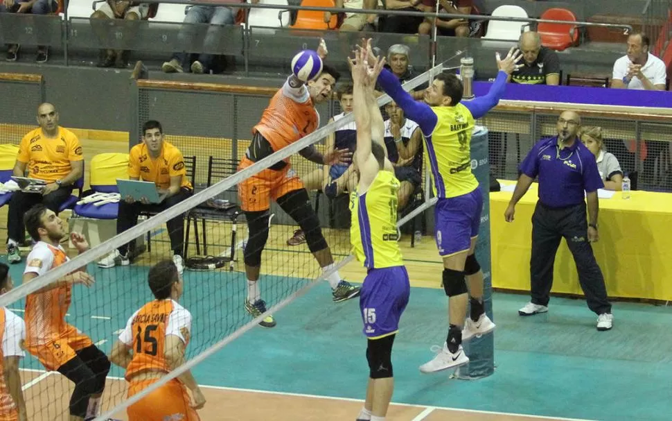 DIFÍCIL. Brian Melgarejo se topa con el firme bloqueo de Upcn que fue superior. foto de monteros voley club