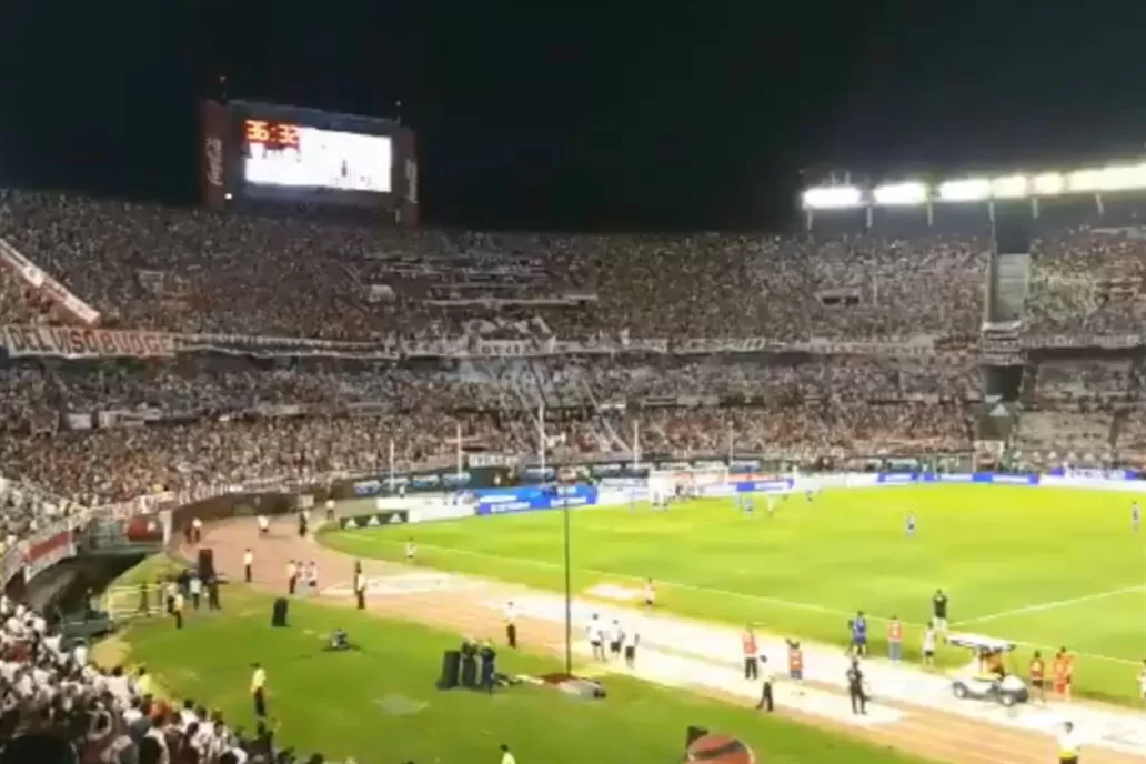 Los hinchas de River le apuntaron a Macri por el flojo arbitraje de Baliño. FOTO TOMADA DE LANACION.COM.AR