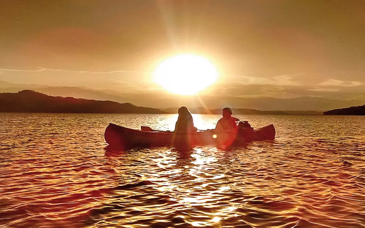 En canoa es posible descubrir un nuevo dique