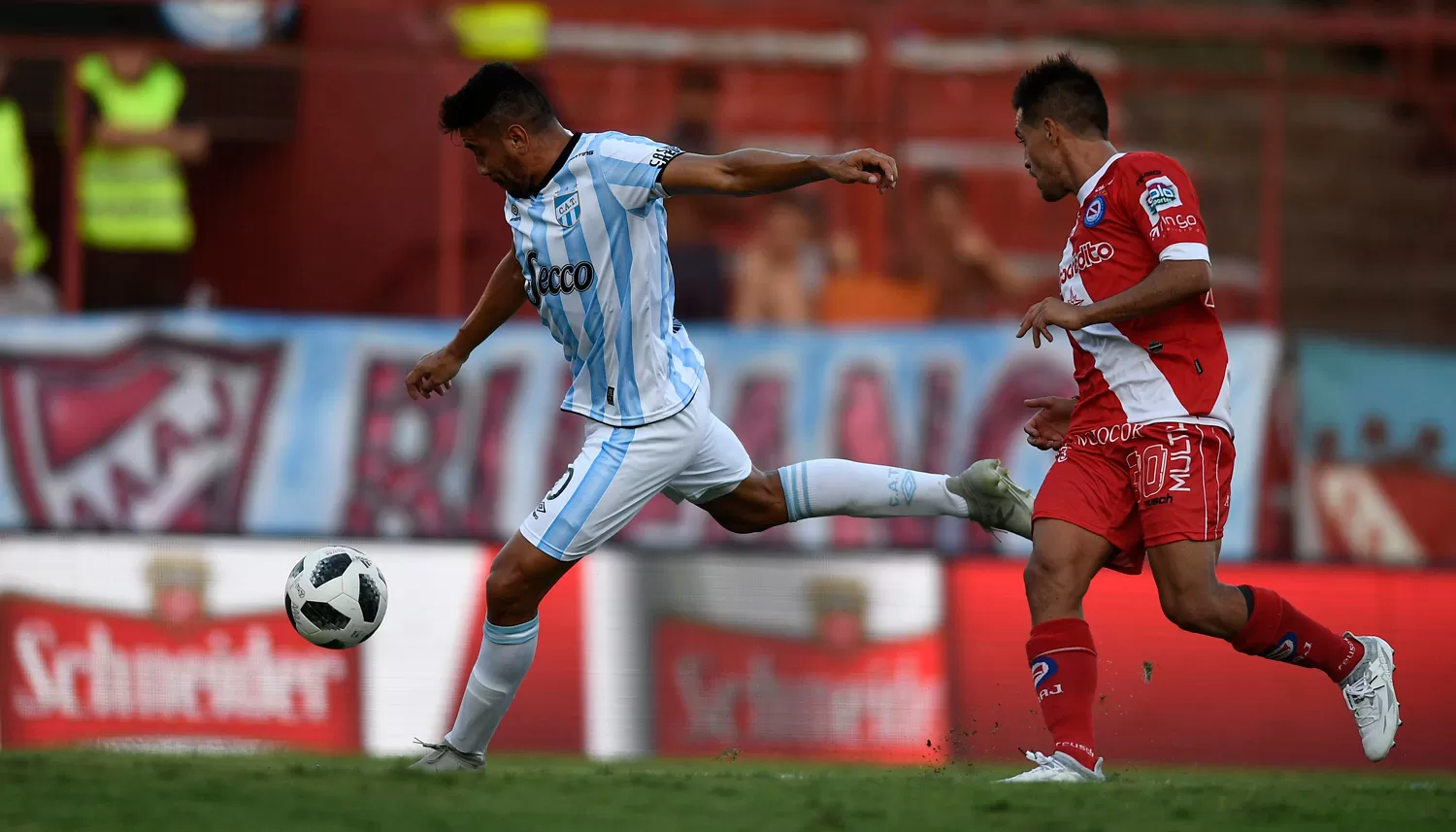 UNA CHANCE. Núñez remata al arco en el segundo tiempo, ante la marca de Fausto Montero. El formoseño pudo haber marcado el 3-2 en esa oportunidad, en la única posibilidad de Atlético en los minutos finales. foto de IGNACIO IZAGUIRRE (especial para la gaceta)