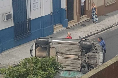 Un auto quedó dado vuelta en San Juan al 100