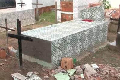 Brasil: la enterraron viva y durante 11 días intentó escapar del ataúd