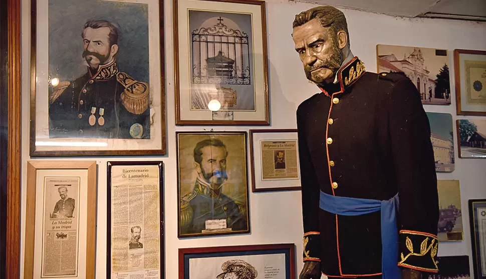 GREGORIO ARÁOZ DE LA MADRID. El maniquí que lo representa lleva una réplica del uniforme que solía usar el militar. El original se guarda en una urna.