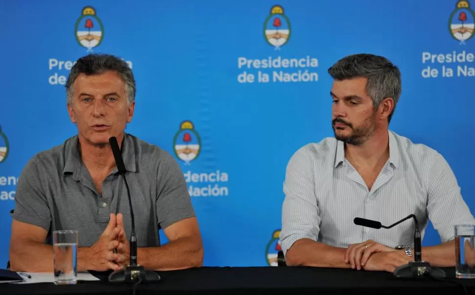 EL PRESIDENTE Y SU MANO DERECHA EN LA CONFERENCIA DE PRENSA. Mauricio Macri y Marcos Peña responden preguntas en Chapadmalal. télam