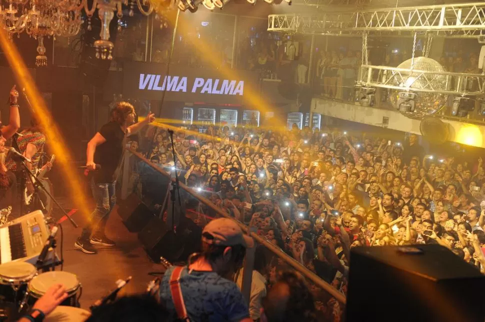 EN EL ESCENARIO. Martín “El Pájaro” Gómez, sigue convocando a personas de todas las edades. El rosarino cantó sus temas más conocidos.  la gaceta / foto de hector peralta