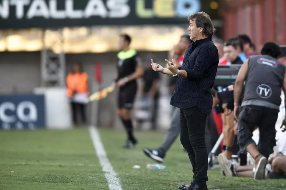 UNO A UNO. Ese parece ser el gesto de Ricardo Zielinski durante el partido de ayer, en cancha de Argentinos Juniors. foto de IGNACIO IZAGUIRRE (especial para la gaceta)