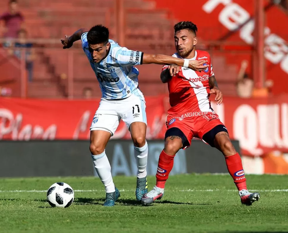 ONCE CONTRA ONCE. Álvarez disputa la pelota con Batallini. El volante de Atlético terminó con una dolencia y en la próxima práctica se sabrá cuál es el diagnóstico. télam