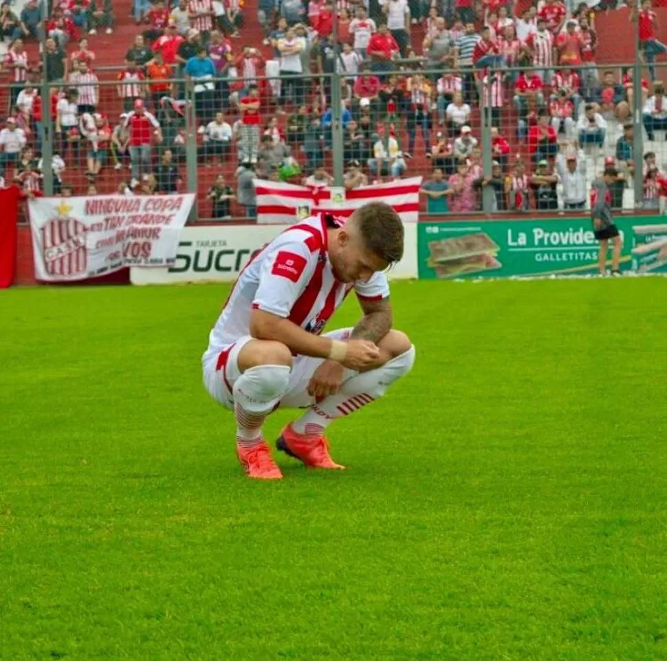 REZO. Antes de cada partido, Espíndola López se encomienda en Dios. “Lo que no alcanzo, se lo dejo para él”, aseguró. instagram esteban espíndola lópez