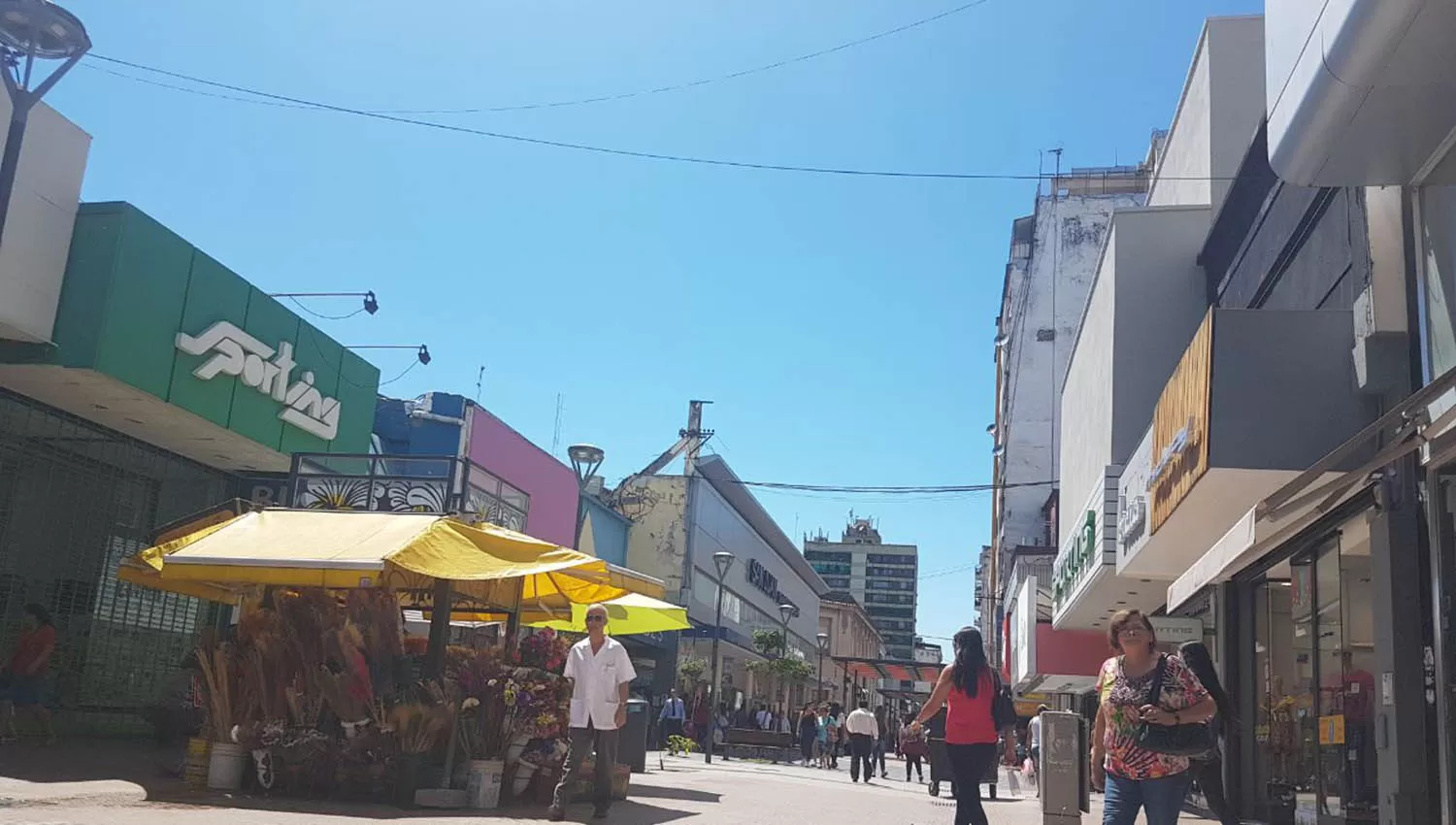 El tiempo en peatonal Mendoza. LA GACETA / SANTIAGO HERNÁNDEZ