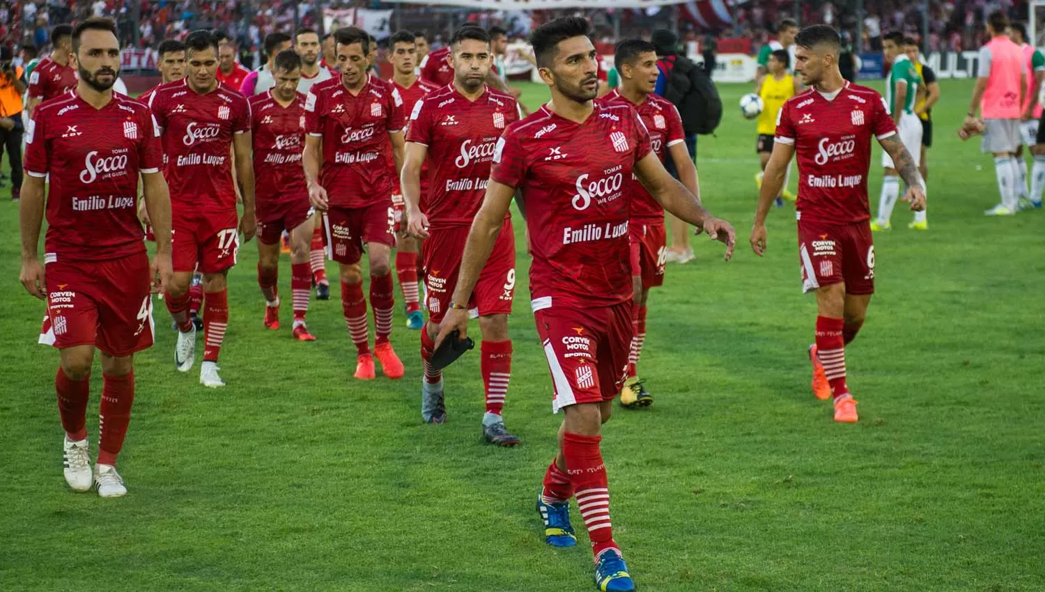 SABOR A POCO. Los jugadores de San Martín se retiran del campo sabiendo que el empate ante Estudiantes fue un resultado escaso. LA GACETA / JORGE OLMOS SGROSSO