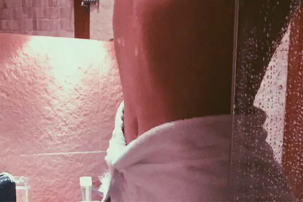 Murió electrocutada cuando intentó sacarse una selfie en la ducha