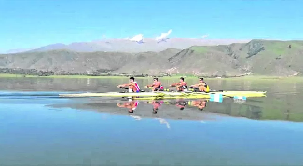 EN EQUIPO. Herrera ocupa la primera posición del bote en el dique La Angostura. El remero que va adelante es el que pone el ritmo.   