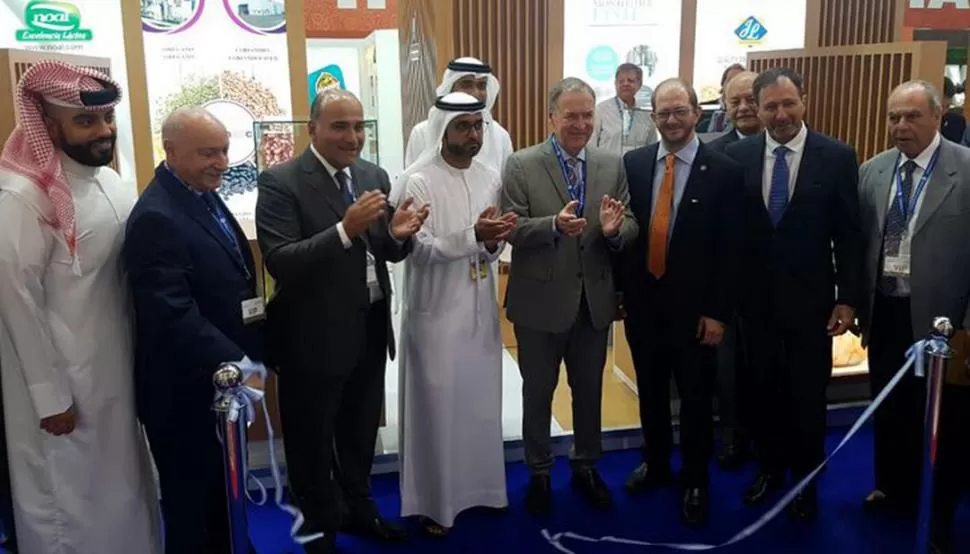 EN DUBAI. El titular del CFI, Juan José Ciácera, y los gobernadores Manzur y Schiaretti dejan inaugurado sus stands en la feria internacional.  sec. de estado de comunición pública