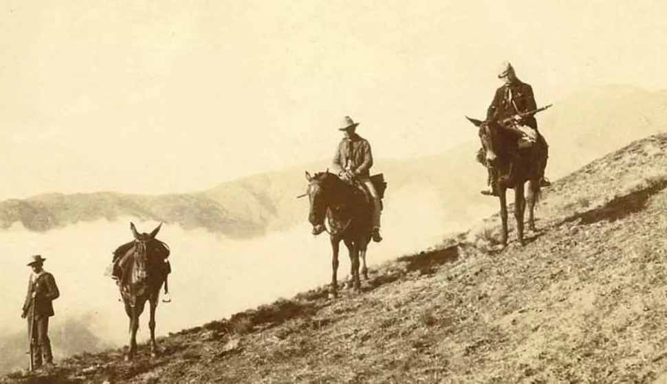 A CABALLO. Un grupo de jinetes fotografiado en los años 1920, dos décadas antes de que existiera el camino. 