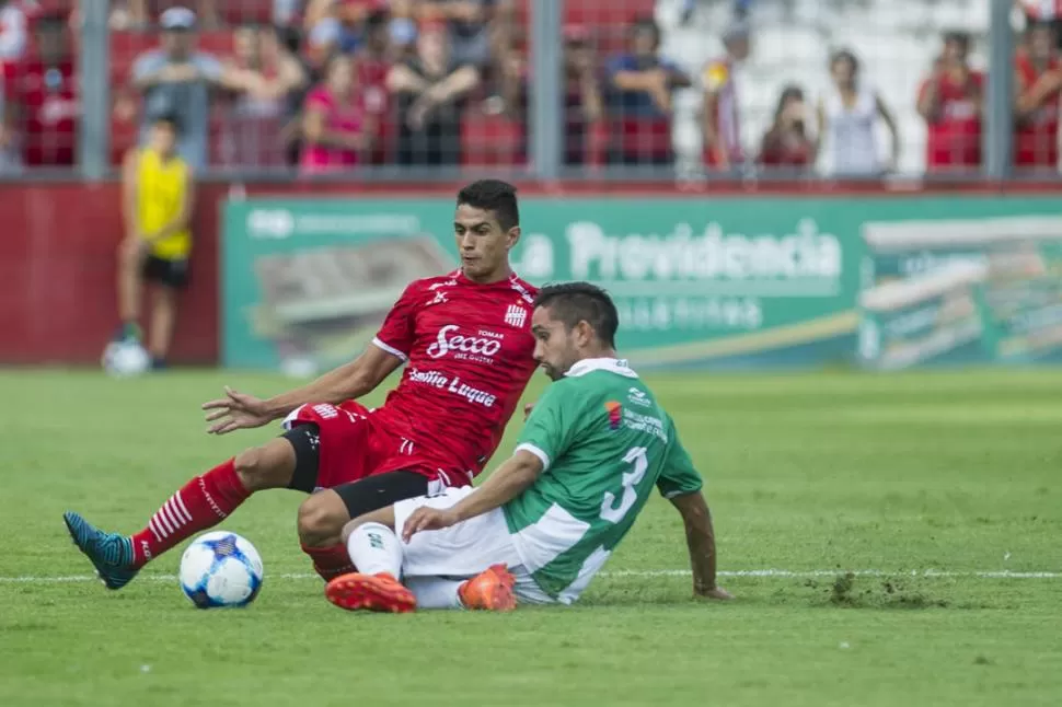 UNA POSICIÓN QUE SIENTE POCO. A González se lo vio muy incómodo jugando por afuera; estuvo inseguro y terminó chocando siempre. Ese será un punto a trabajar en la semana por el DT Forestello. la gaceta / foto de jorge olmos sgrosso 