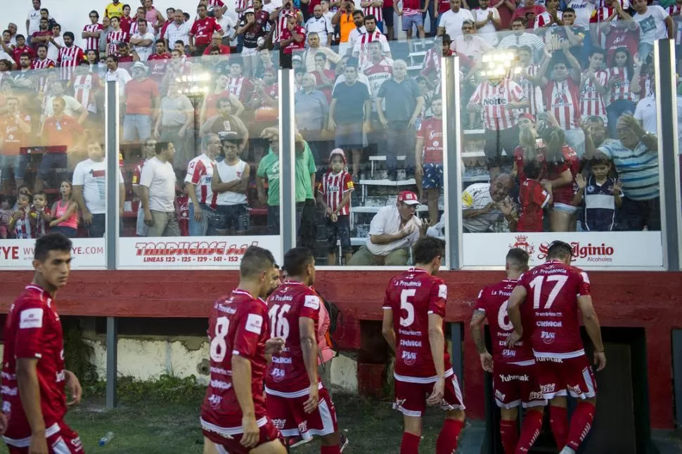 AGRIDULCE. Mientras unos hinchas aplauden el retiro del equipo otros les hacen saber a los jugadores su malestar por la falta de fútbol. la gaceta / fotos de jorge olmos sgrosso