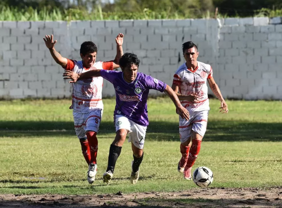 VELOCIDAD. Zurita, de Graneros, se lleva la pelota ante Corbalán y Acosta. la gaceta / fotos de osvaldo ripoll 