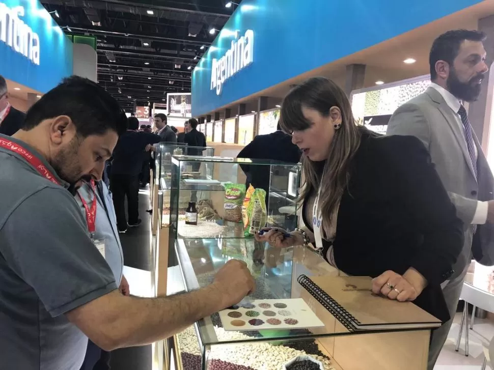 INTERCAMBIO. Empresarios tucumanos ofrecen sus productos en Dubai. idep 