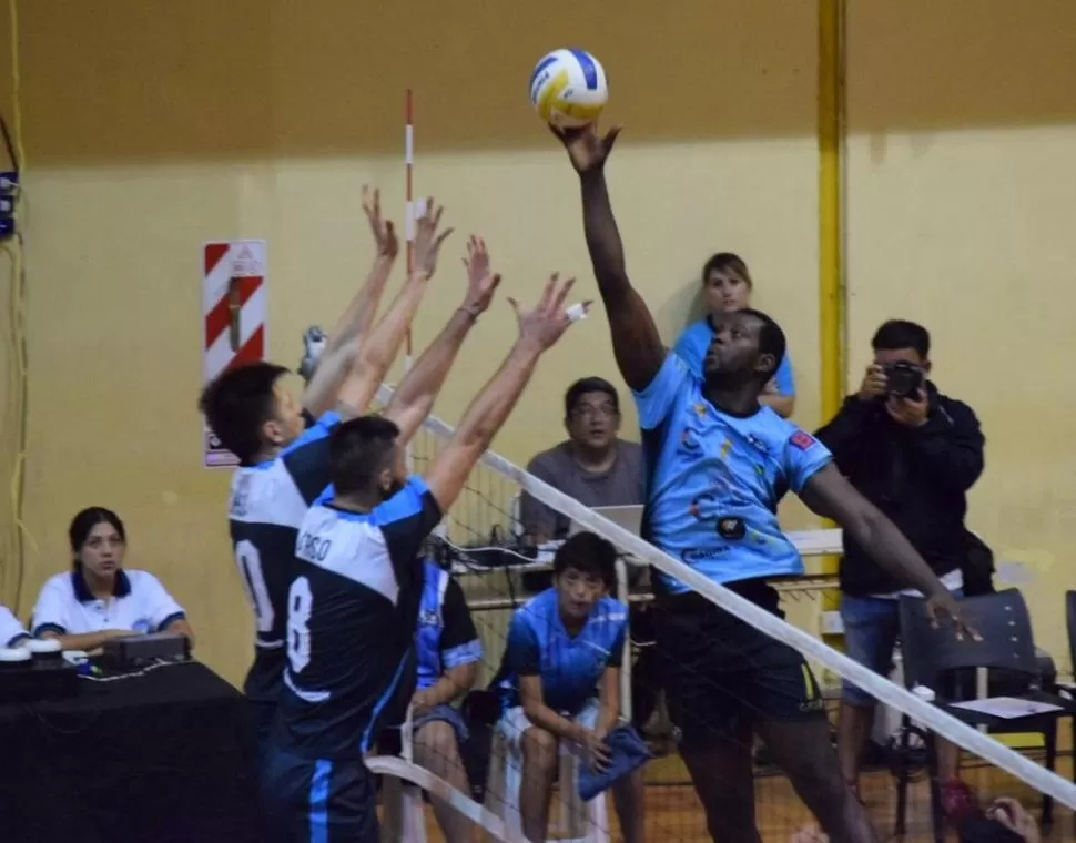 INCÓMODO. Joselo Nazareno ante el doble bloqueo de Tucumán de Gimnasia. PRENSA TUCUMÁN DE GIMNASIA