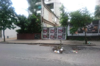 Un pozo peligroso provoca salpicaduras y despide líquidos