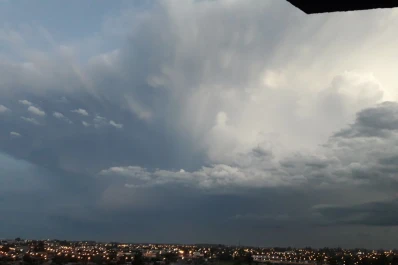 Increíble video: una silueta humanoide apareció en el cielo tucumano
